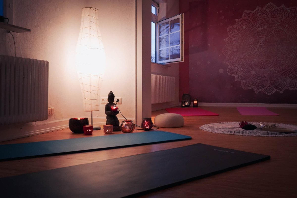 Yogaraum mit Kerzen Ein Yogaraum mit Yogamatten im Kreis und Kerzen