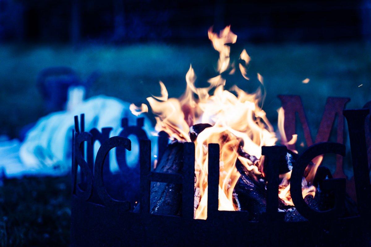 Lagerfeuer bei Vollmond Lagerfeuer in einer Feuerschale im Mondschein
